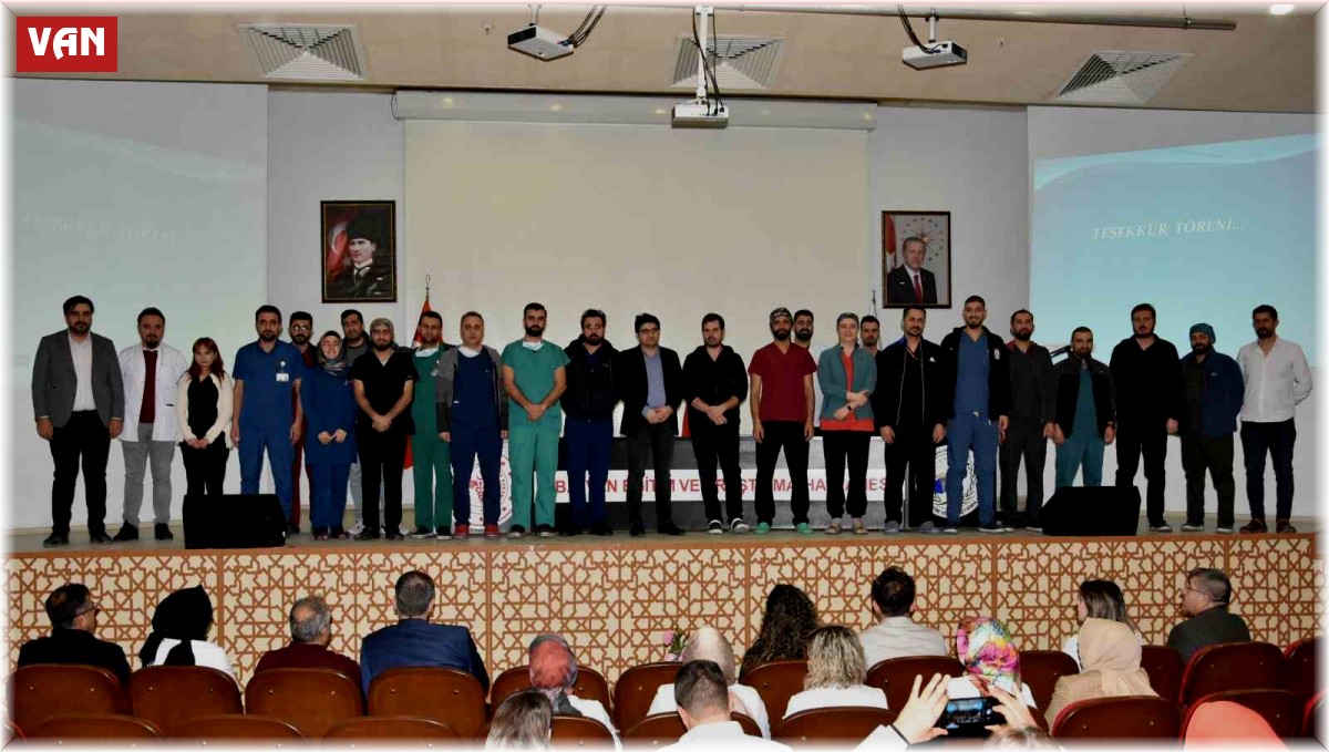 Depremin sağlık kahramanları afetzedelerin gönlüne dokundu