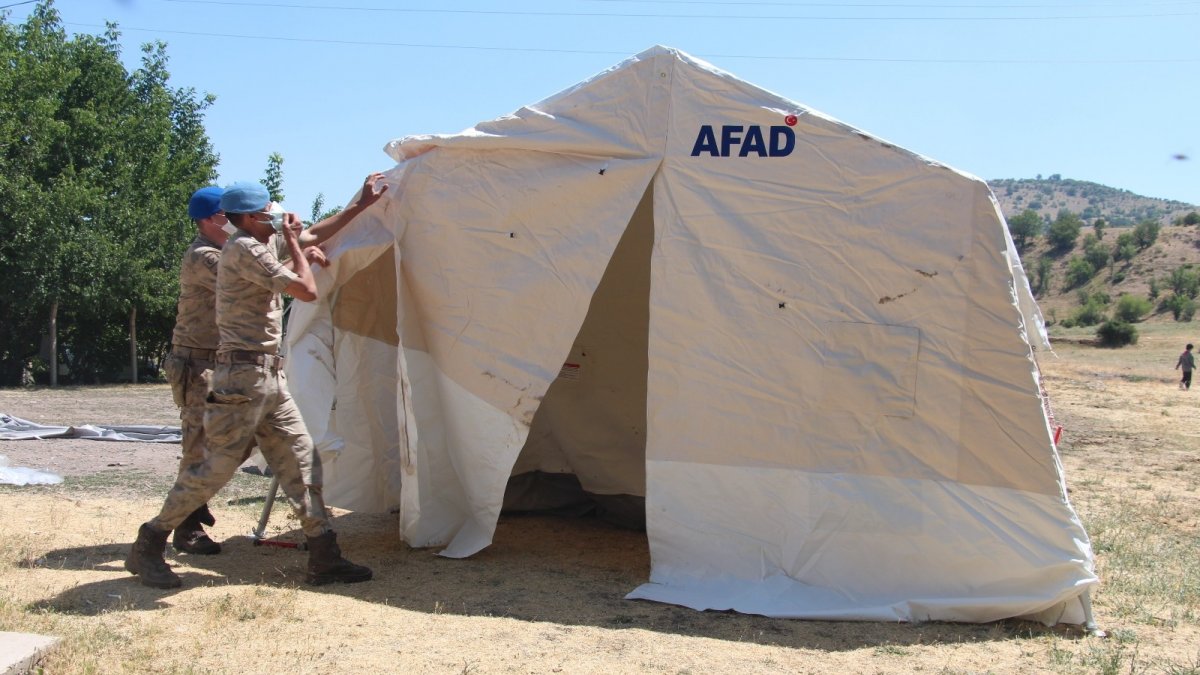 Depremin vurduğu köylerde çadırlar kurulmaya başlandı