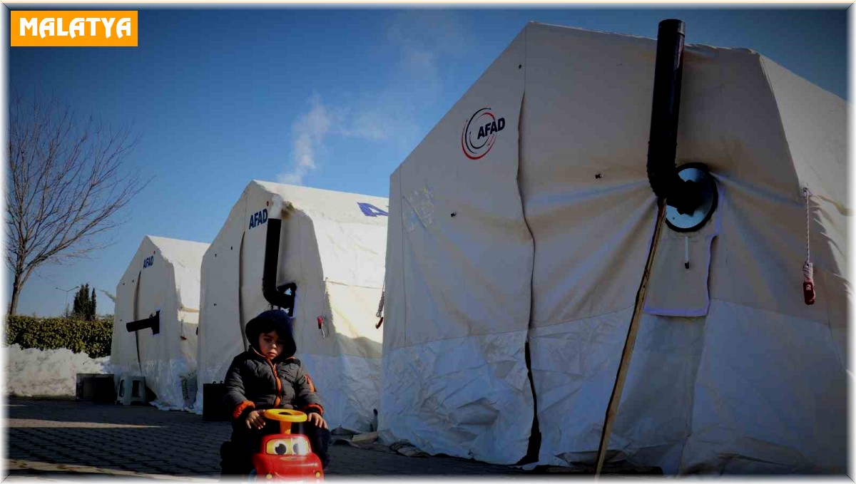 Depremin vurduğu Malatya'da, çocukların çadır kent yaşamı