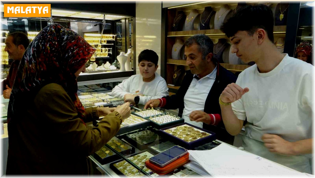 Depremin vurduğu Malatya'da tarihi Kapalı Çarşı'ya ilgi arttı