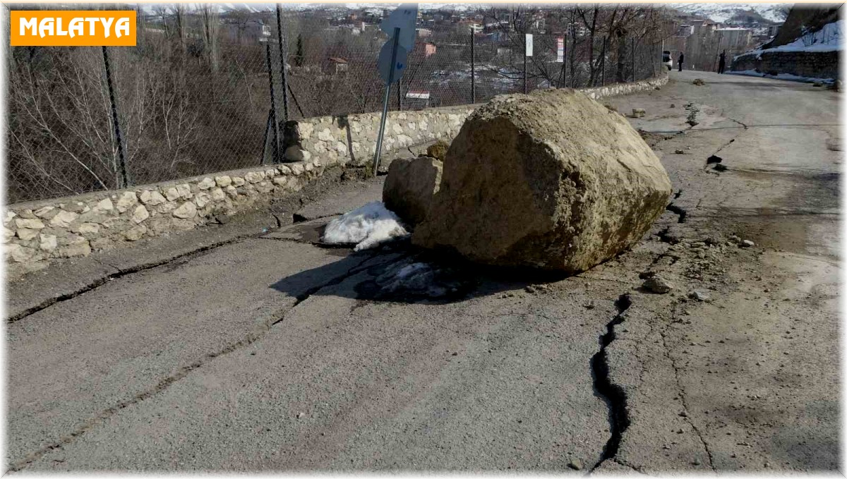 Depremle oluşan heyelanda dev kayalar yola düştü