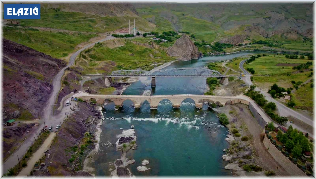 Depremlere meydan okuyan tarihi Palu Köprüsü ilk günkü ihtişamını koruyor