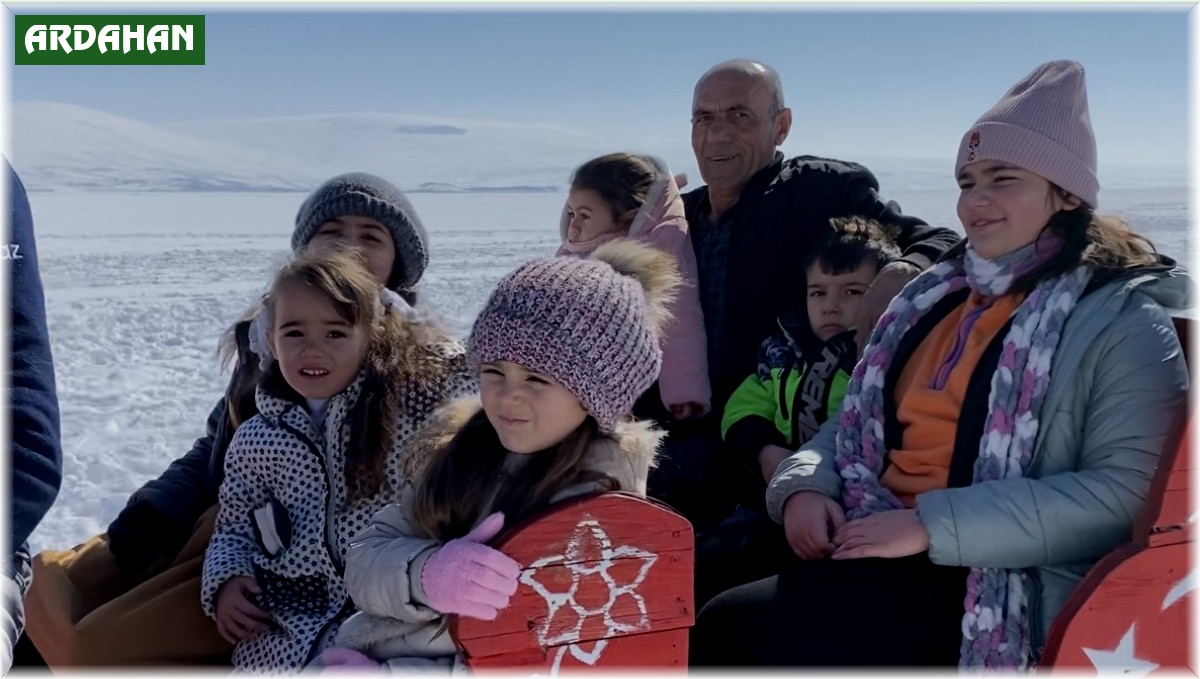 Depremzede ailelerin Çıldır Gölü'nde atlı kızak heyecanı