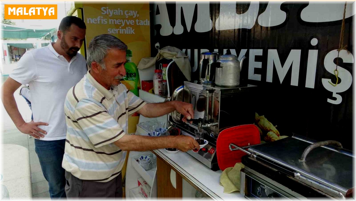 Depremzede baba oğulun konteynerde ekmek mücadelesi