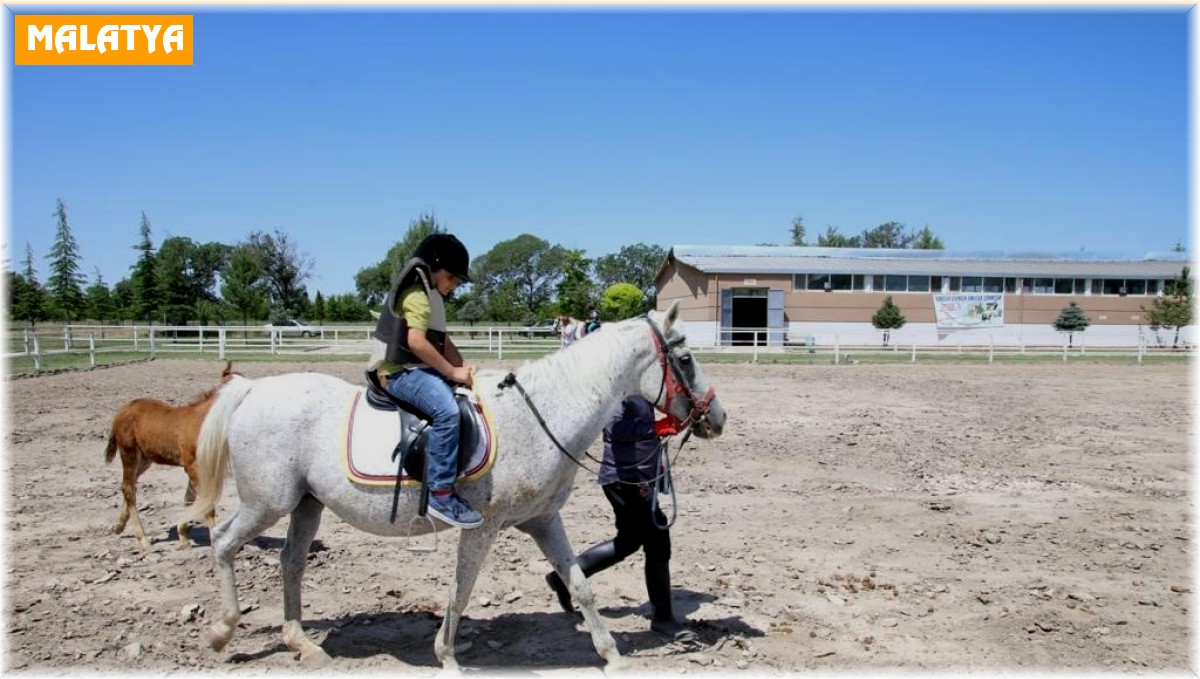 Depremzede çocuklar at binerek travmayı atlatacak