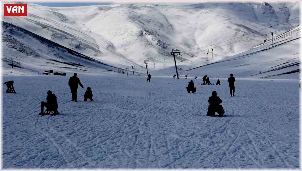 Depremzede çocuklar bir günlüğüne de olsa depremi unuttu