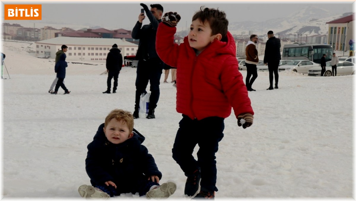 Depremzede çocuklar Bitlis'te kar keyfi yaşadı