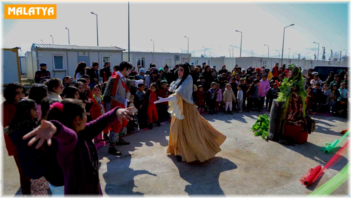 Depremzede çocuklar için 'Ağacın Kalbi' oyunu sahnelendi