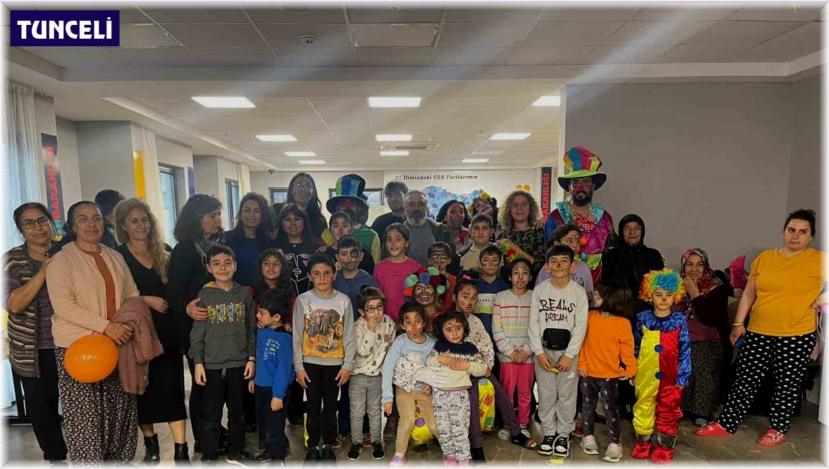 Depremzede çocuklar için palyaço gösterisi