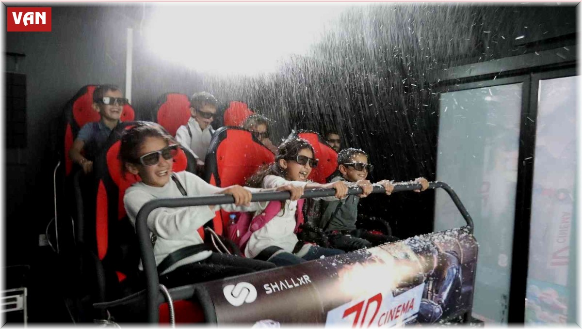 Depremzede çocuklar ilk kez 7D sinemayla tanıştı