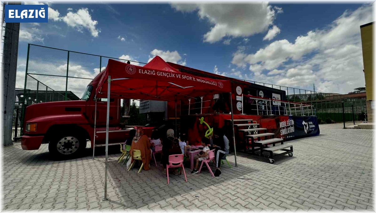 Depremzede çocuklar mobil simülatör ile eğlendi