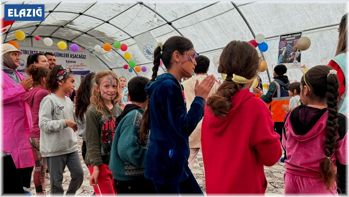 Depremzede çocuklar, oyun çadırında eğleniyor