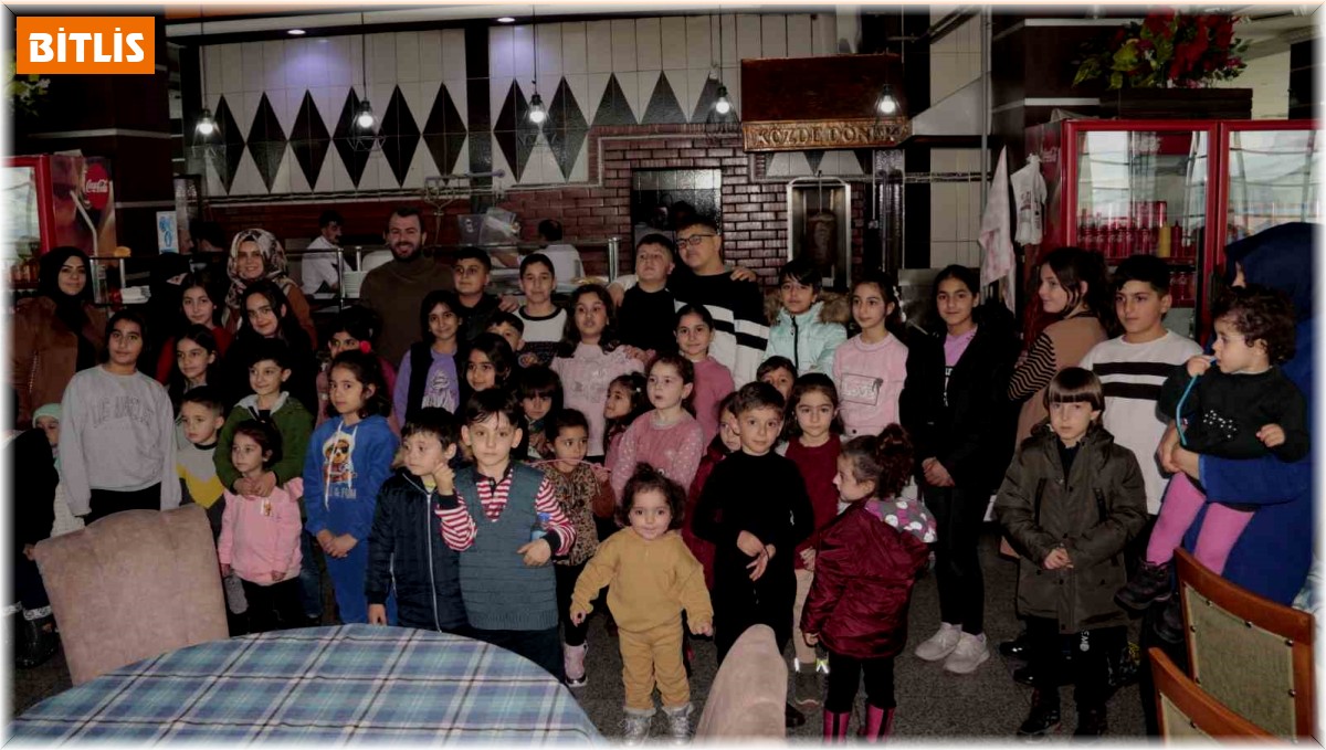 Depremzede çocuklar oyun salonunda doyasıya eğlendi