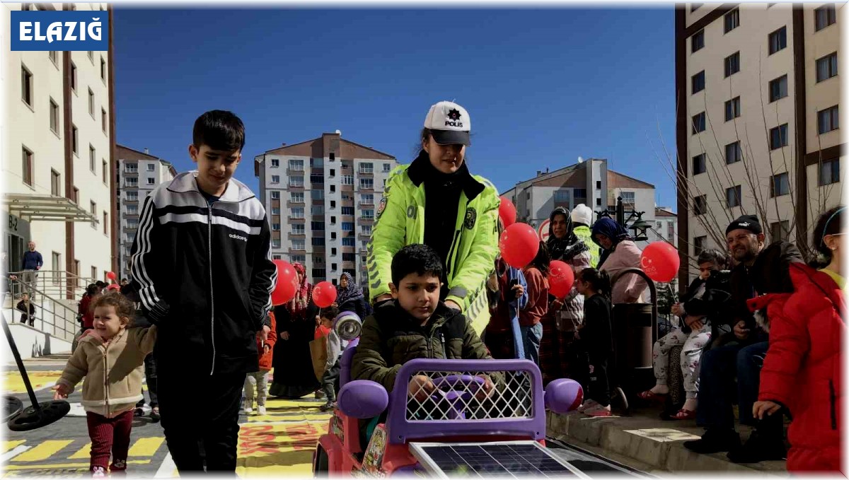 Depremzede çocuklar polislerle doyasıya eğlendi