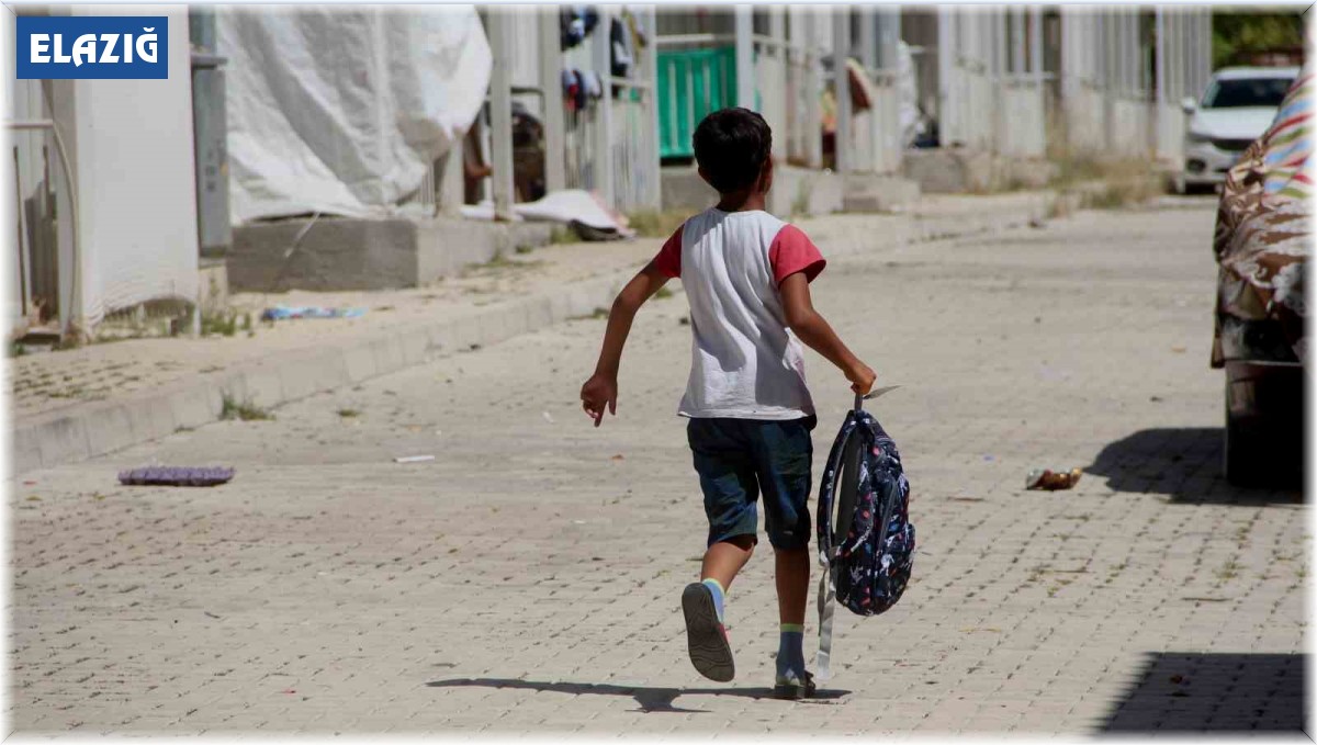 Depremzede çocuklara çanta ve kırtasiye yardımı