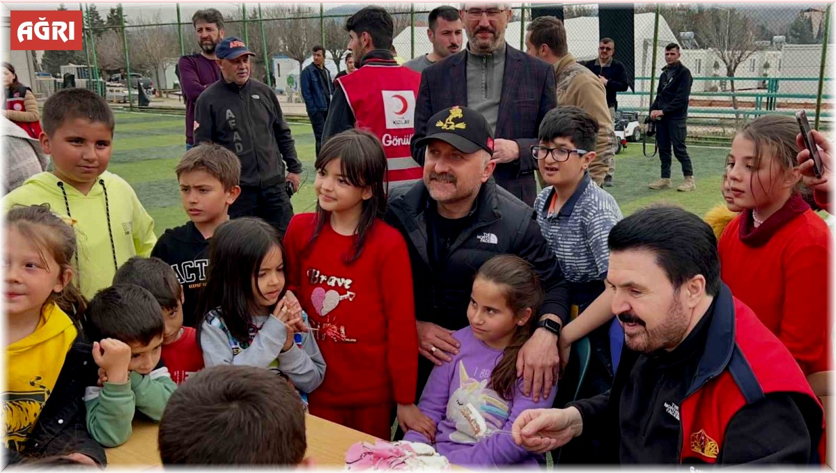 Depremzede Ecrin'e konteyner kentte doğum günü sürprizi