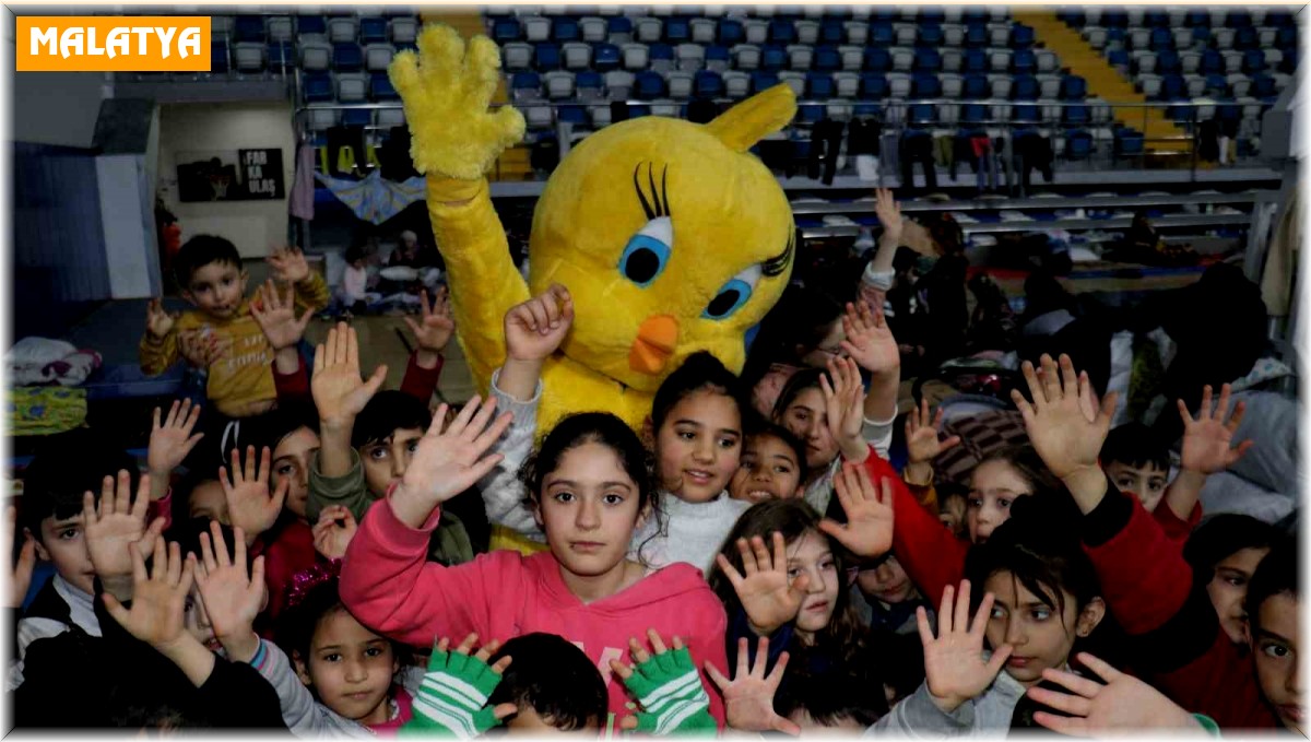 Depremzede 'Fenomen Civciv', çocukların neşe kaynağı oluyor