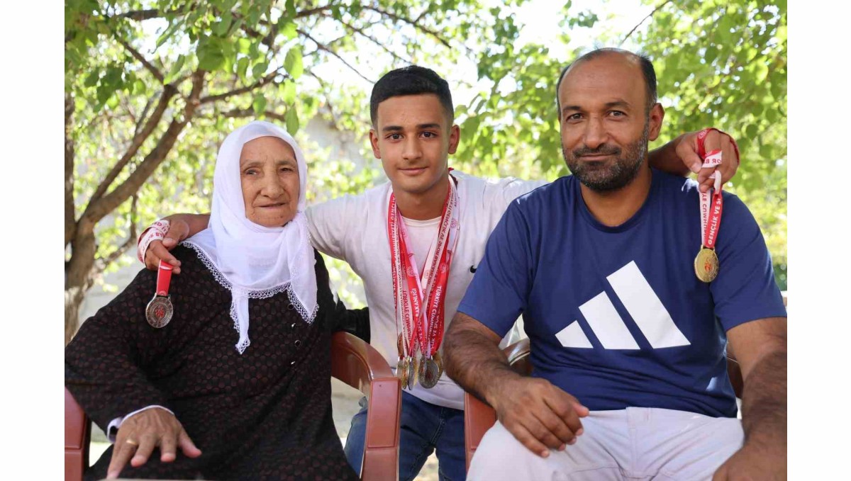 Depremzede genç, bilek güreşinde Türkiye şampiyonu oldu