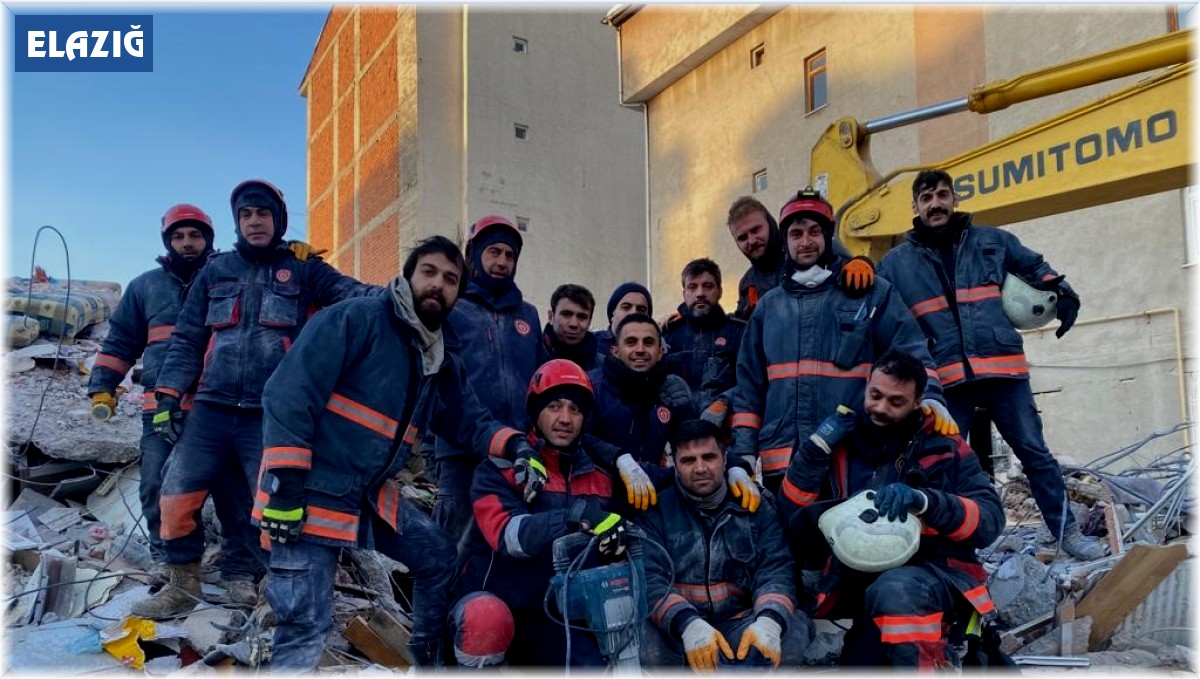 Depremzede itfaiyeciler ailelerini bırakıp yardımı koştu