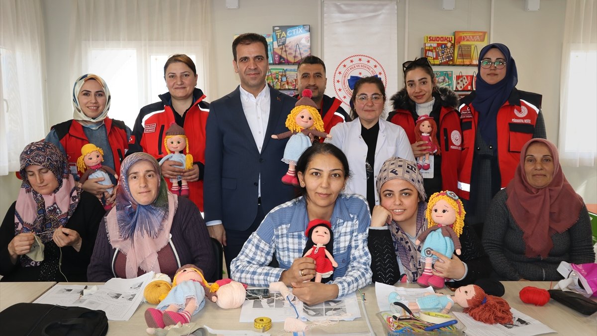 Depremzede kadınlar amigurumi bebek üreterek afetin etkisinden uzaklaşıyor