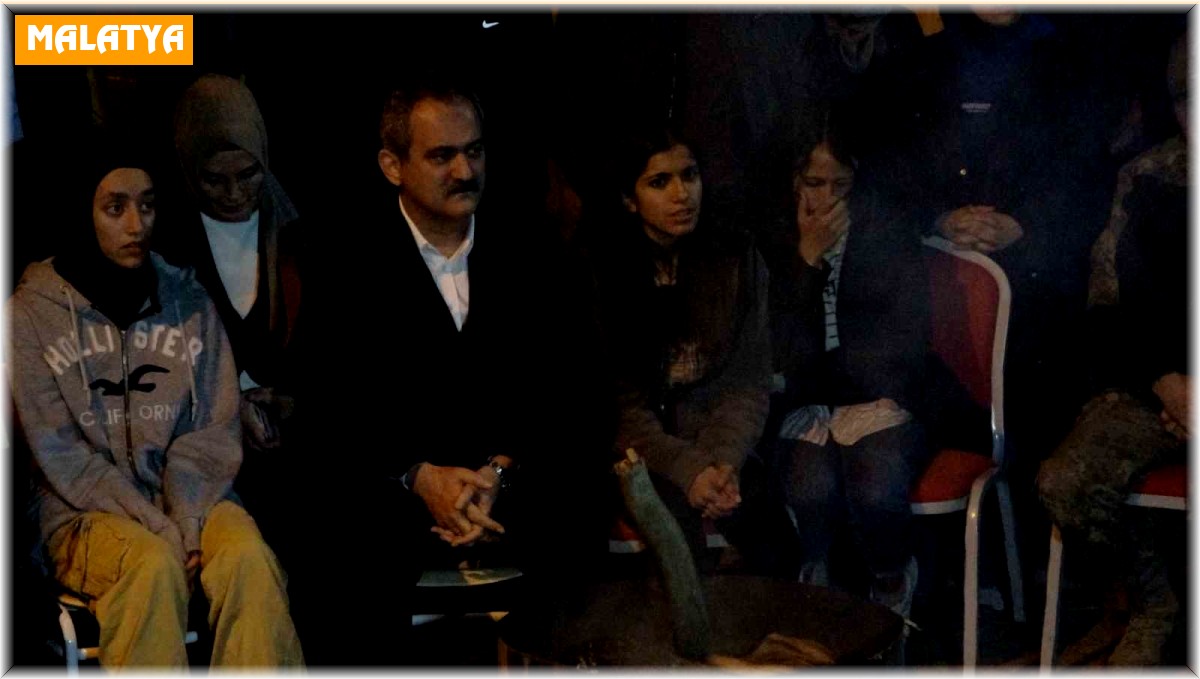 Depremzede öğrencilerden Bakan Özer'e türkülü karşılama