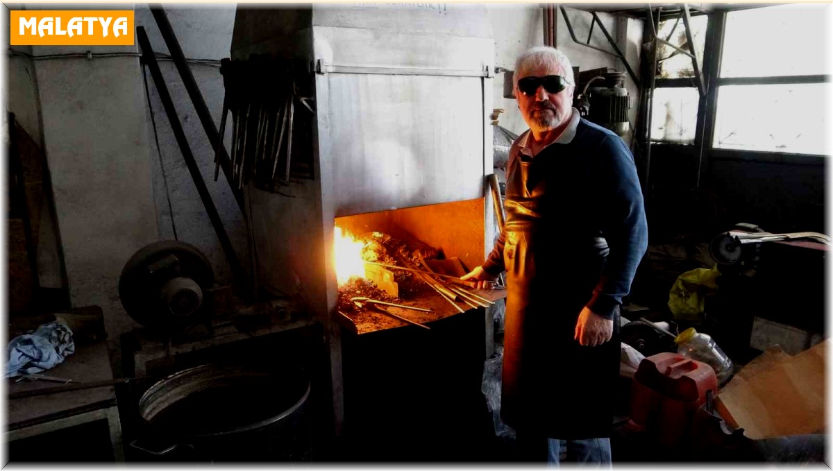 Depremzede ustalar "ayakta kalmak" için direniyor