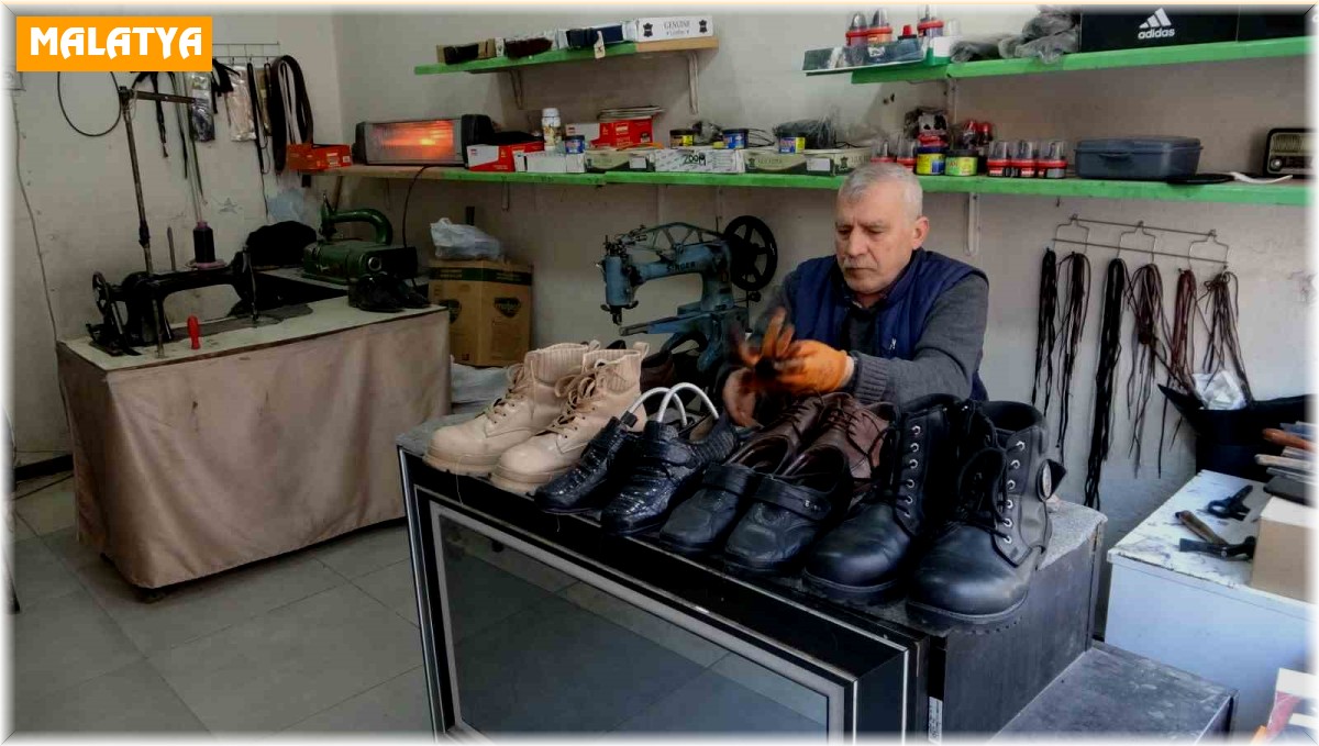 Depremzede ustalar ayakta kalmak için direniyor