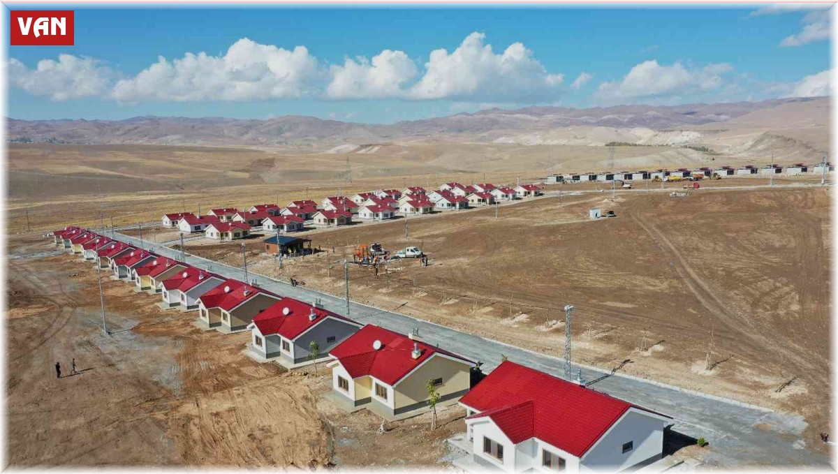 Depremzede vatandaşlara konutlarının anahtarları teslim edildi