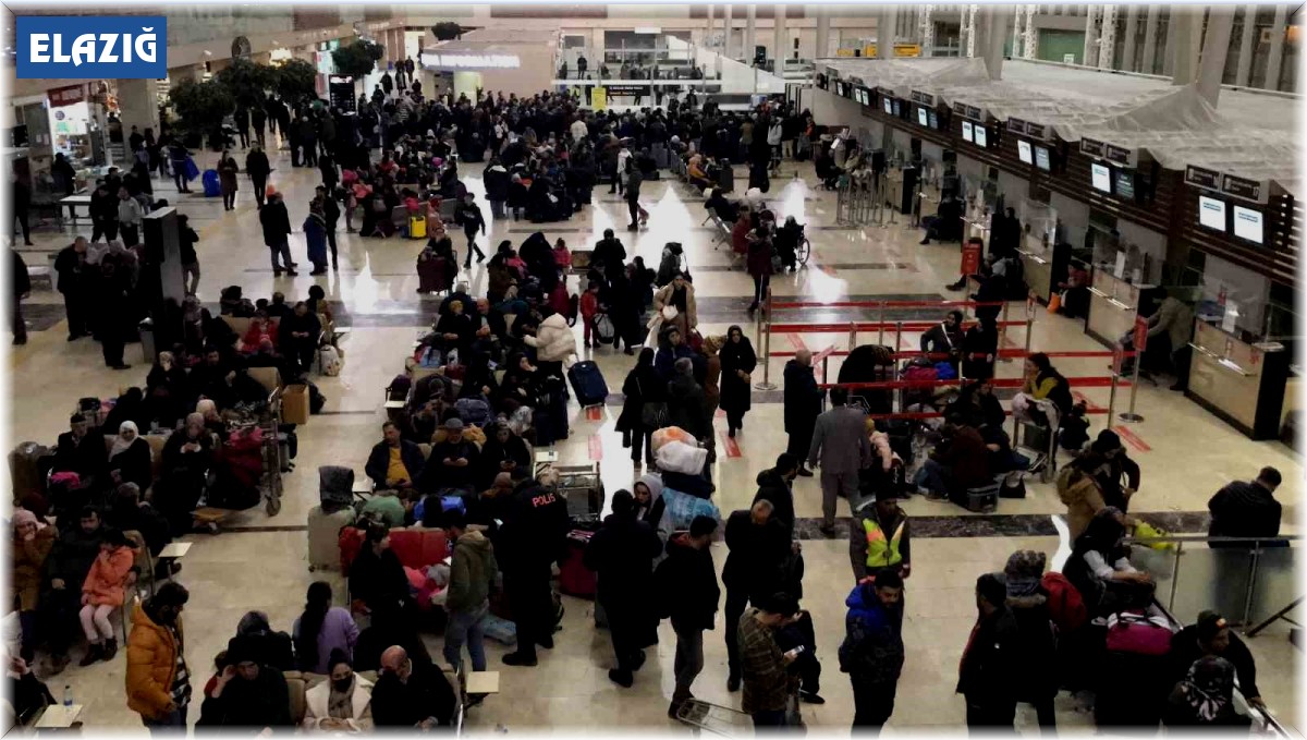 Depremzedeler Elazığ Havalimanı'na akın etti, adım atacak yer kalmadı