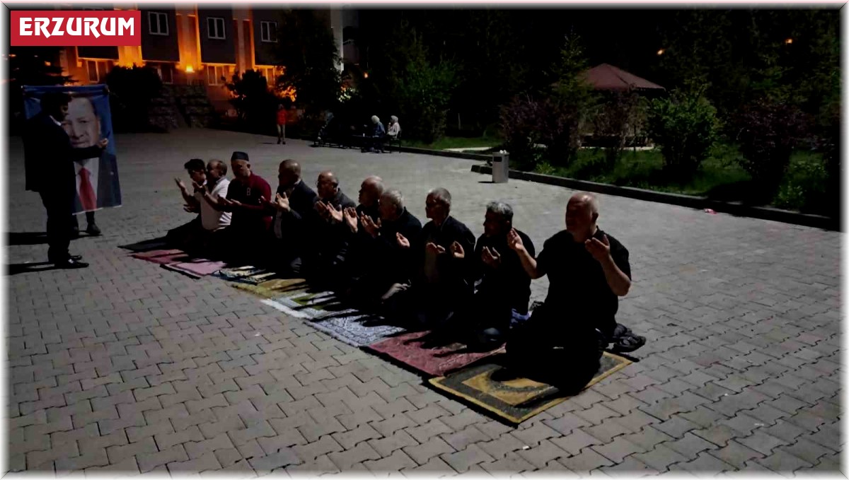 Depremzedeler Erzurum'da şükür namazı kıldı