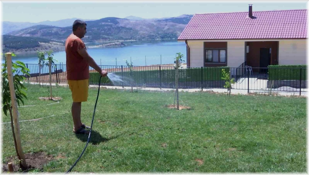 Depremzedeler göl manzaralı çelik konstrüksiyonlu konutlarına yerleşti