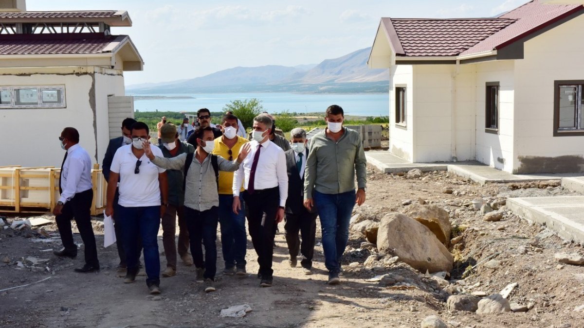 Depremzedeler için yapılan köy konutlarının inşaatı tamamlandı