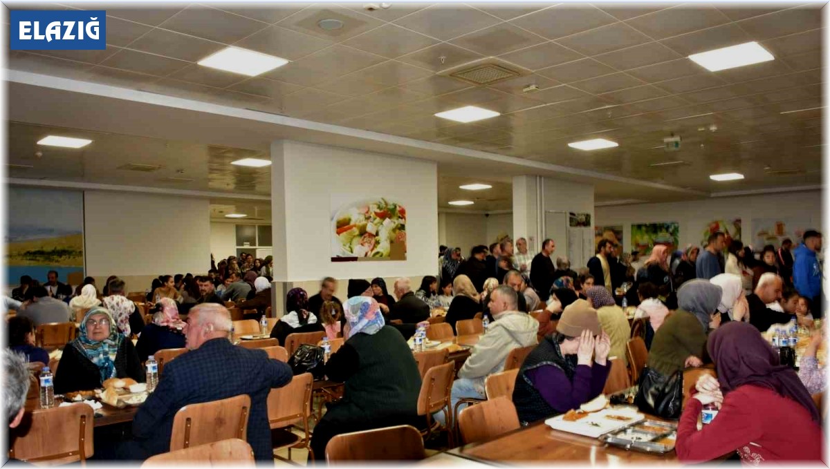 Depremzedeler iftarlarını kaldıkları GSB yurtlarında açtı