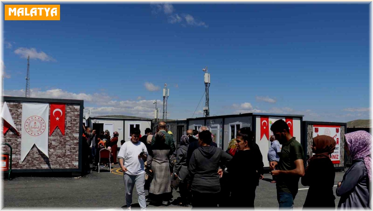 Depremzedeler sandık başına koştu