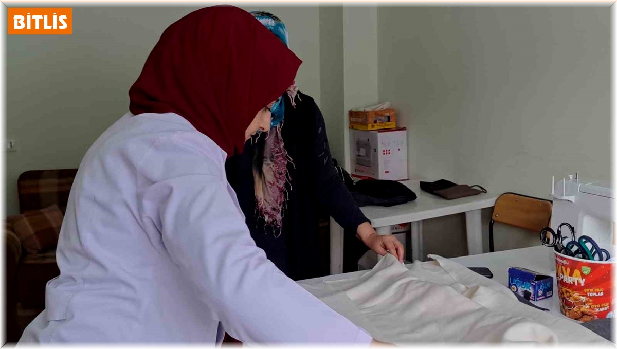 Depremzedeler üşümesin diye gece gündüz çalışıyorlar