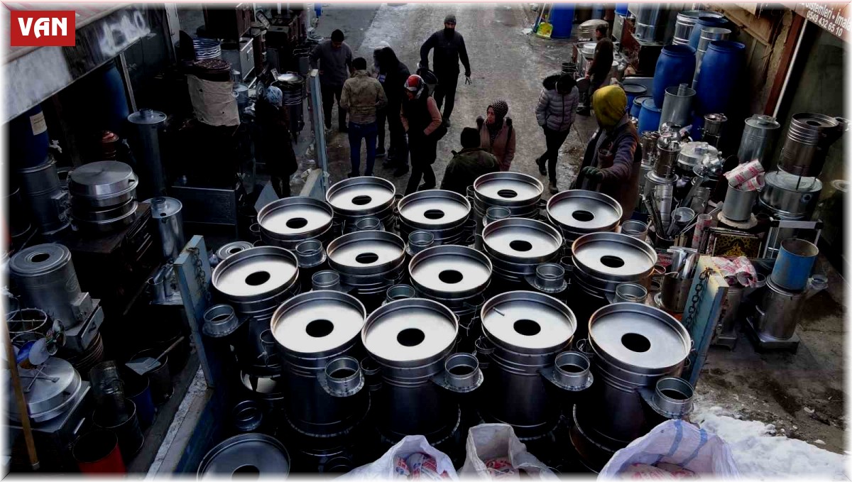 Depremzedeler üşümesin diye yoğun soba üretimi