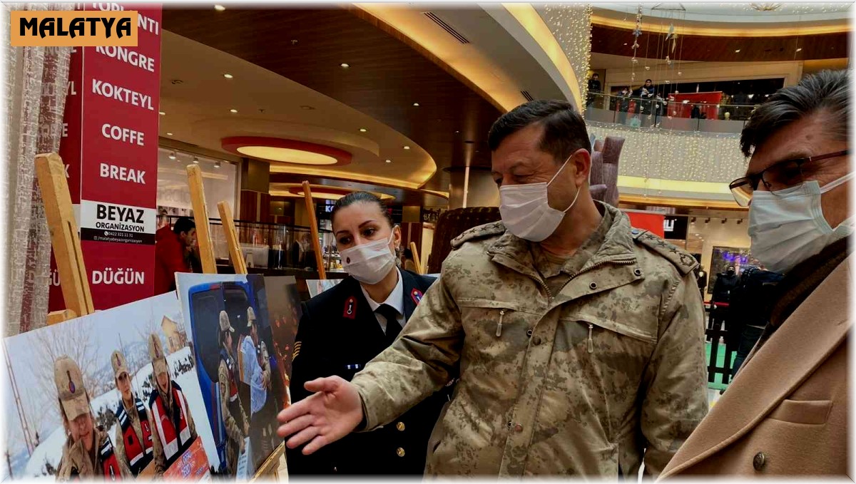 Depremzedelere yardım fotoğrafları sergilendi