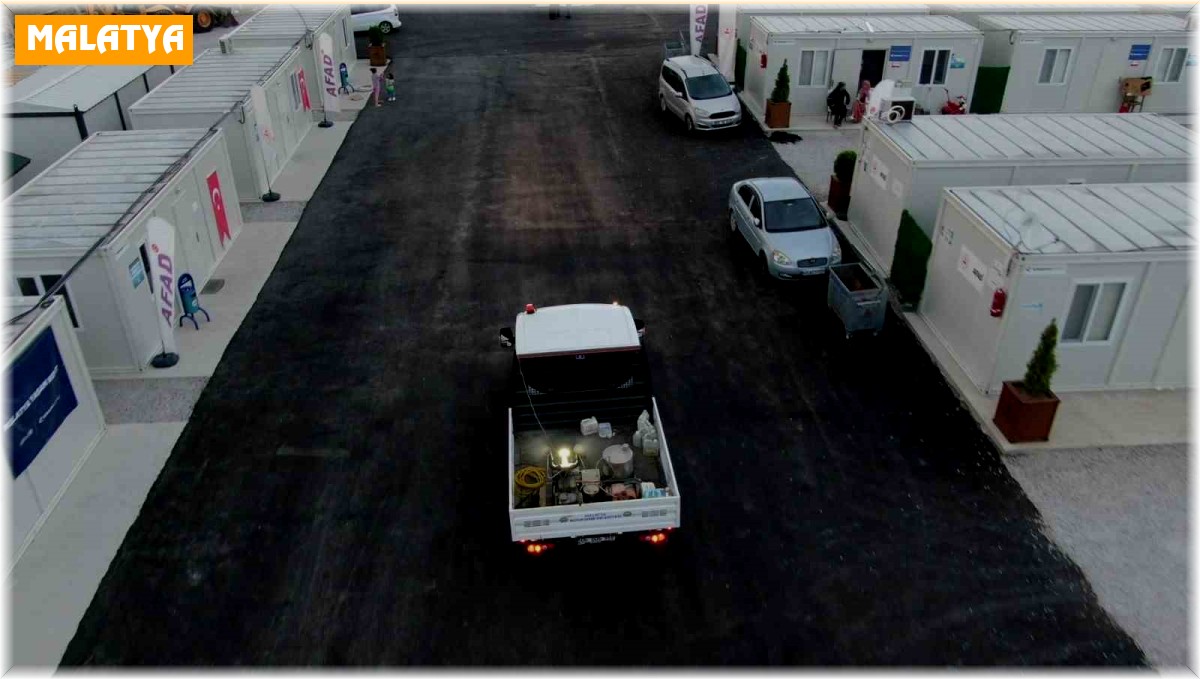 Depremzedelerin kaldığı konteyner kentler düzenli olarak ilaçlanıyor