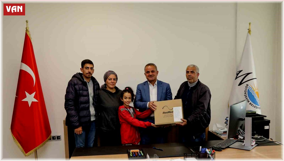 Depremzedeye uyku apnesi ve solunum cihazı hediye edildi