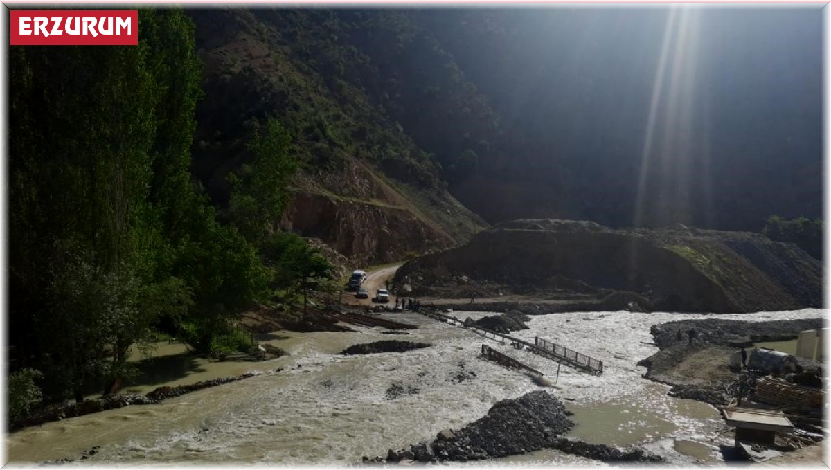 Dere yatağı taştı köprü sular altında kaldı