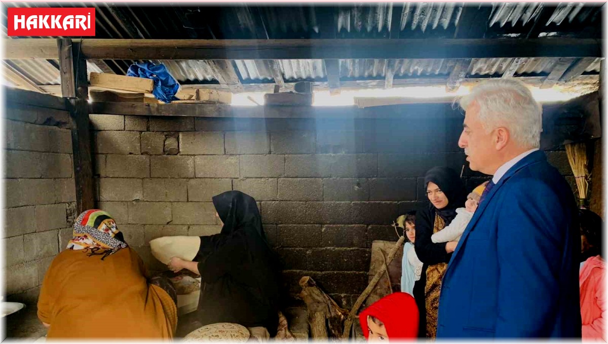 Derecik depremzedeler ile ekmeğini bölüşüyor