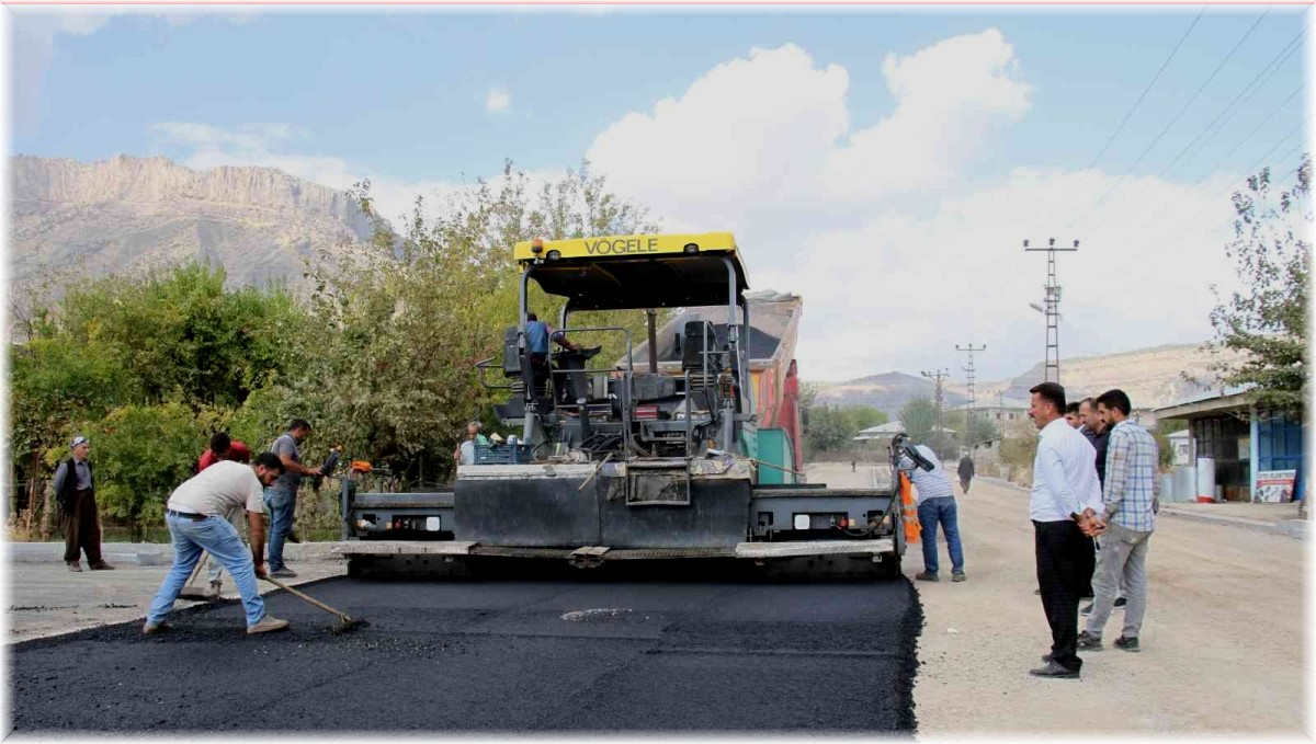 Derecik ilçesi sıcak asfalta kavuştu