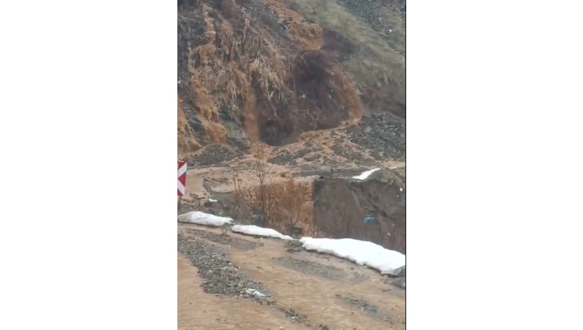 Derecik-Şemdinli kara yolunda heyelan