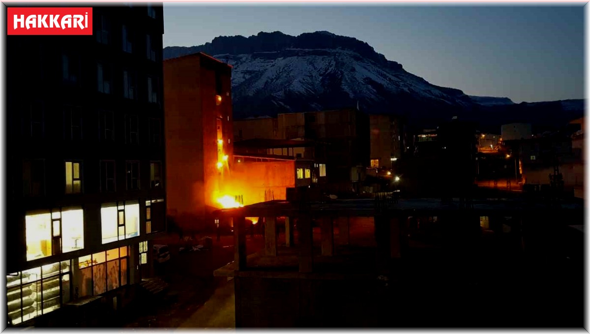 Derecik'te 6 katlı binada korkutan yangın