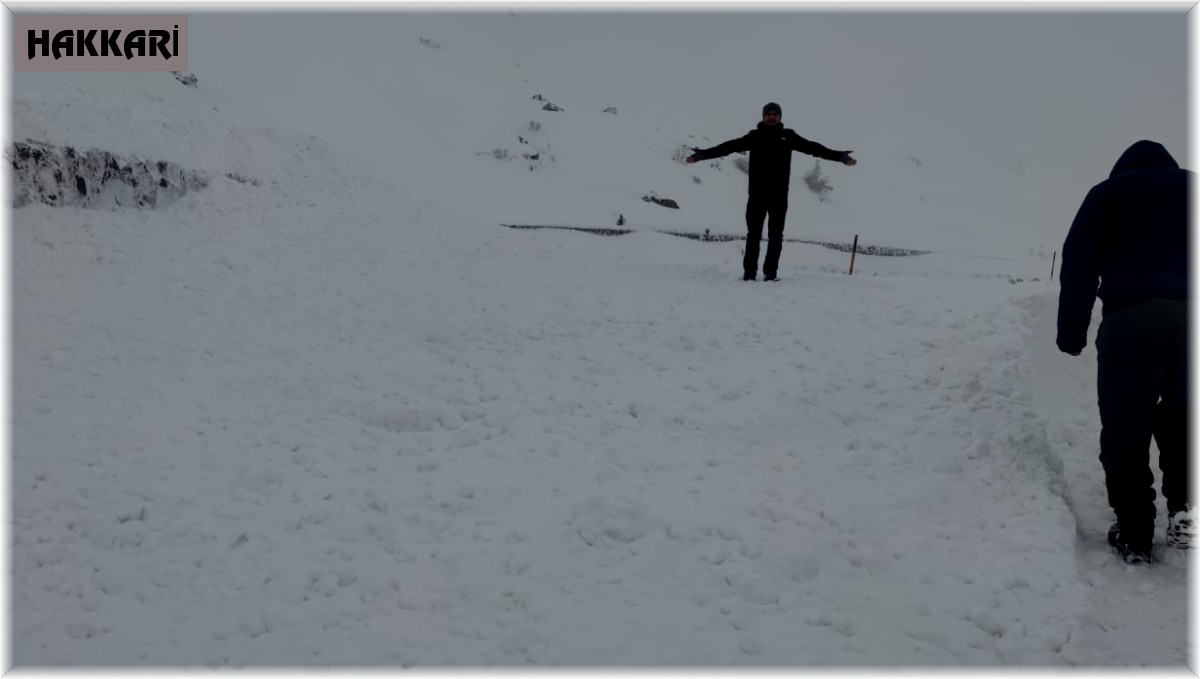 Derecik'te dağcıların olduğu yola çığ düştü