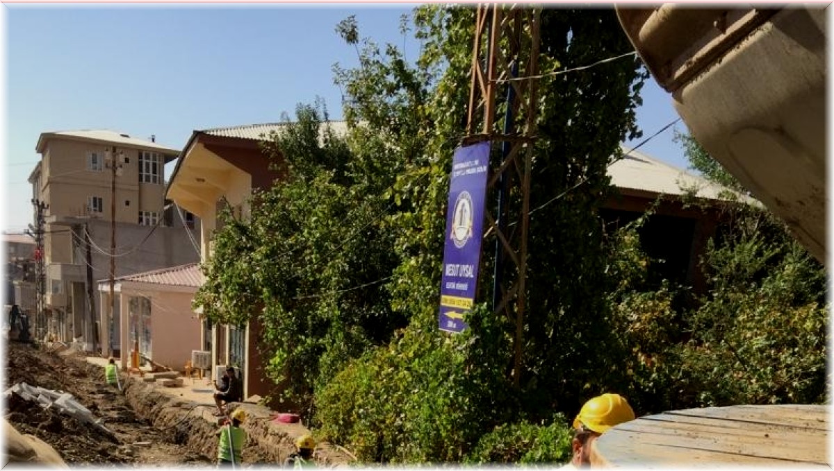 Derecik'te elektrik hatları yer altına alınıyor