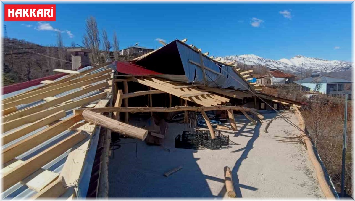 Derecik'te etkili olan fırtına ev ve ahırın çatısını uçurdu