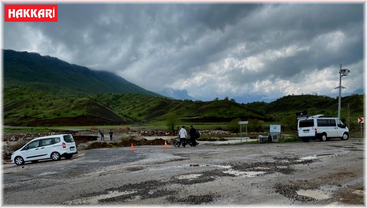 Derecik'te sağanak yağış köprüleri yıktı, köy yolları ulaşıma kapandı