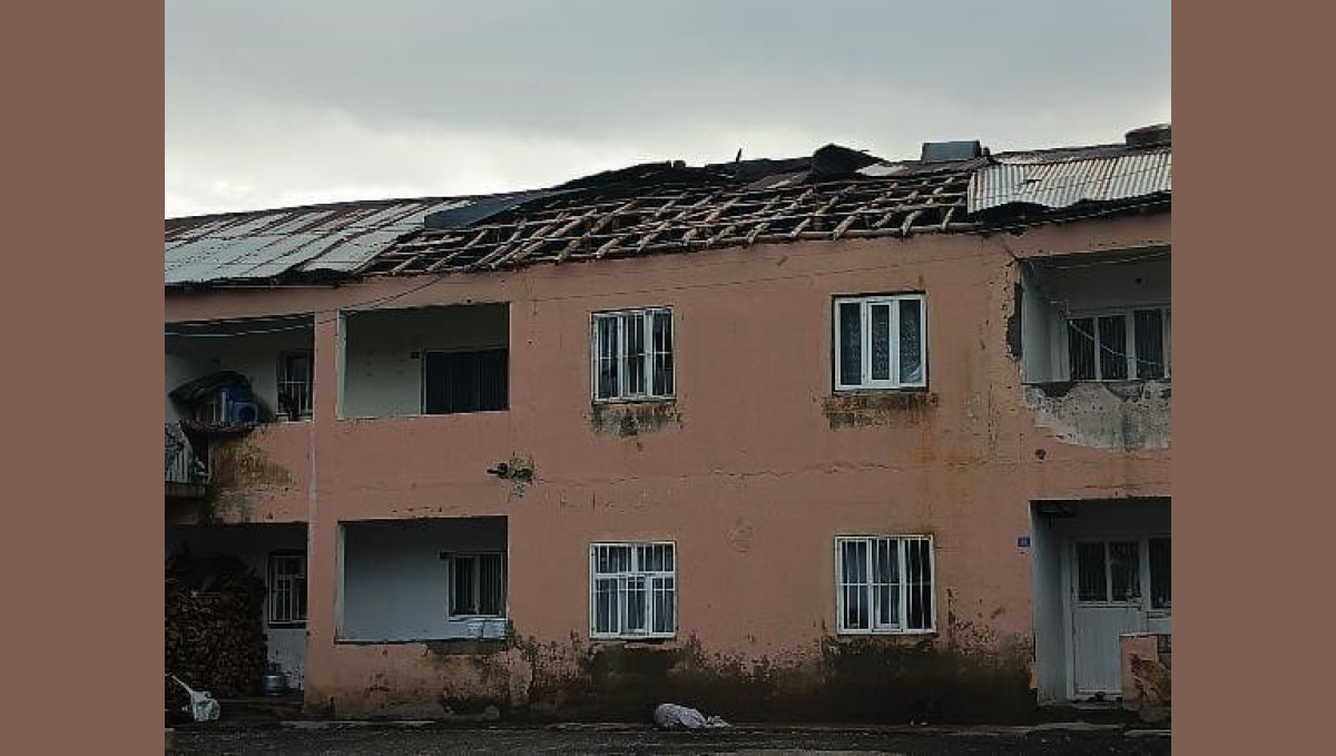 Derecik'te şiddetli fırtına büyük hasara yol açtı