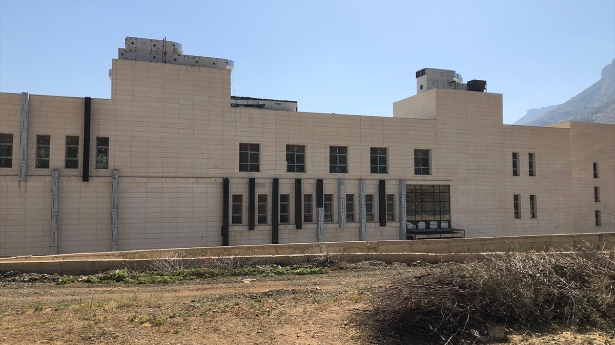 Derecik'te yapılan tam donanımlı hastanenin yüzde 95'i tamamladı